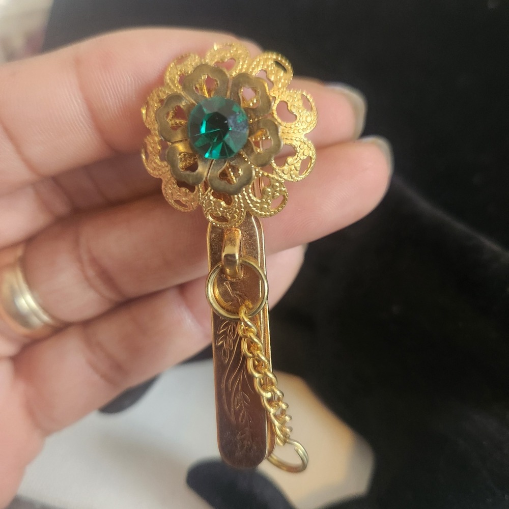 Vintage Gold Tone Filigree Flower Tie Clip Etched Green Rhinestone with Chain - Picture 9 of 10